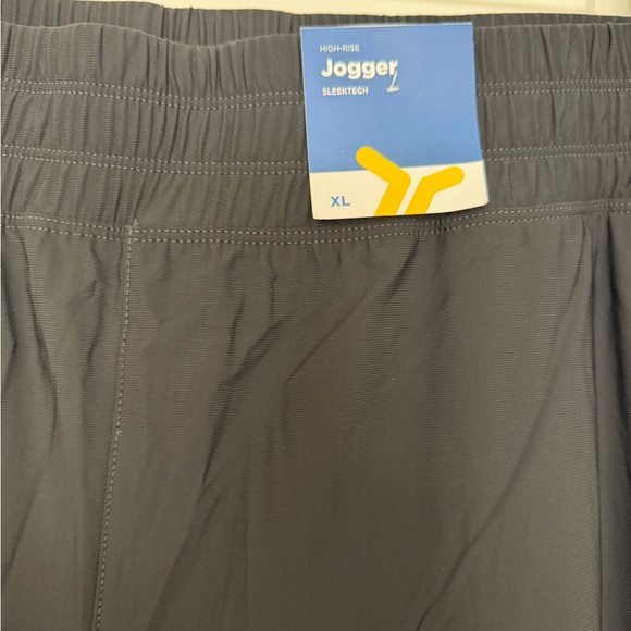 Old Navy Black Women's Sleektech Cargo Joggers - Picture 4 of 5